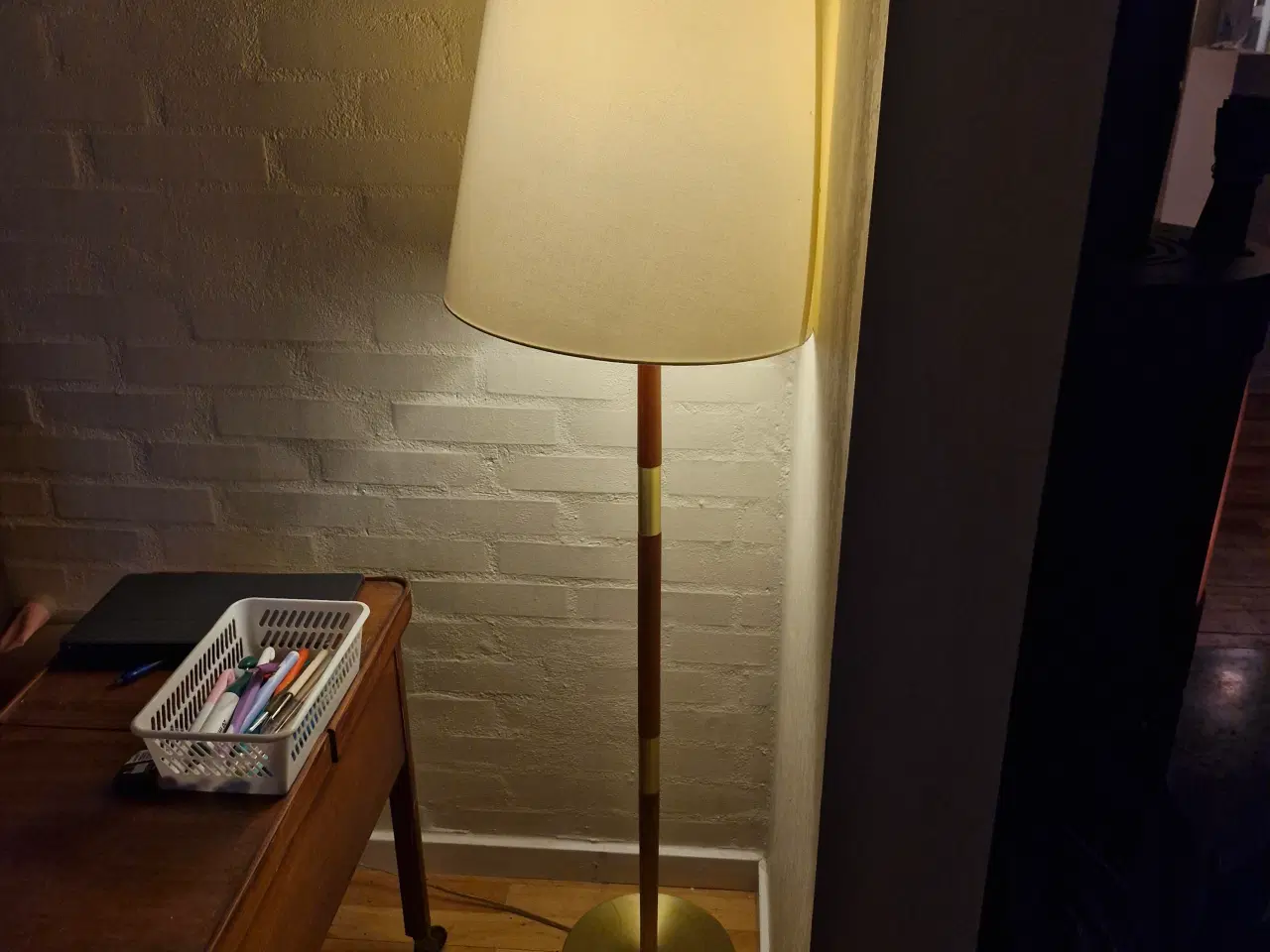 Billede 2 - Standerlampe I teaktræ/messing/"guld"