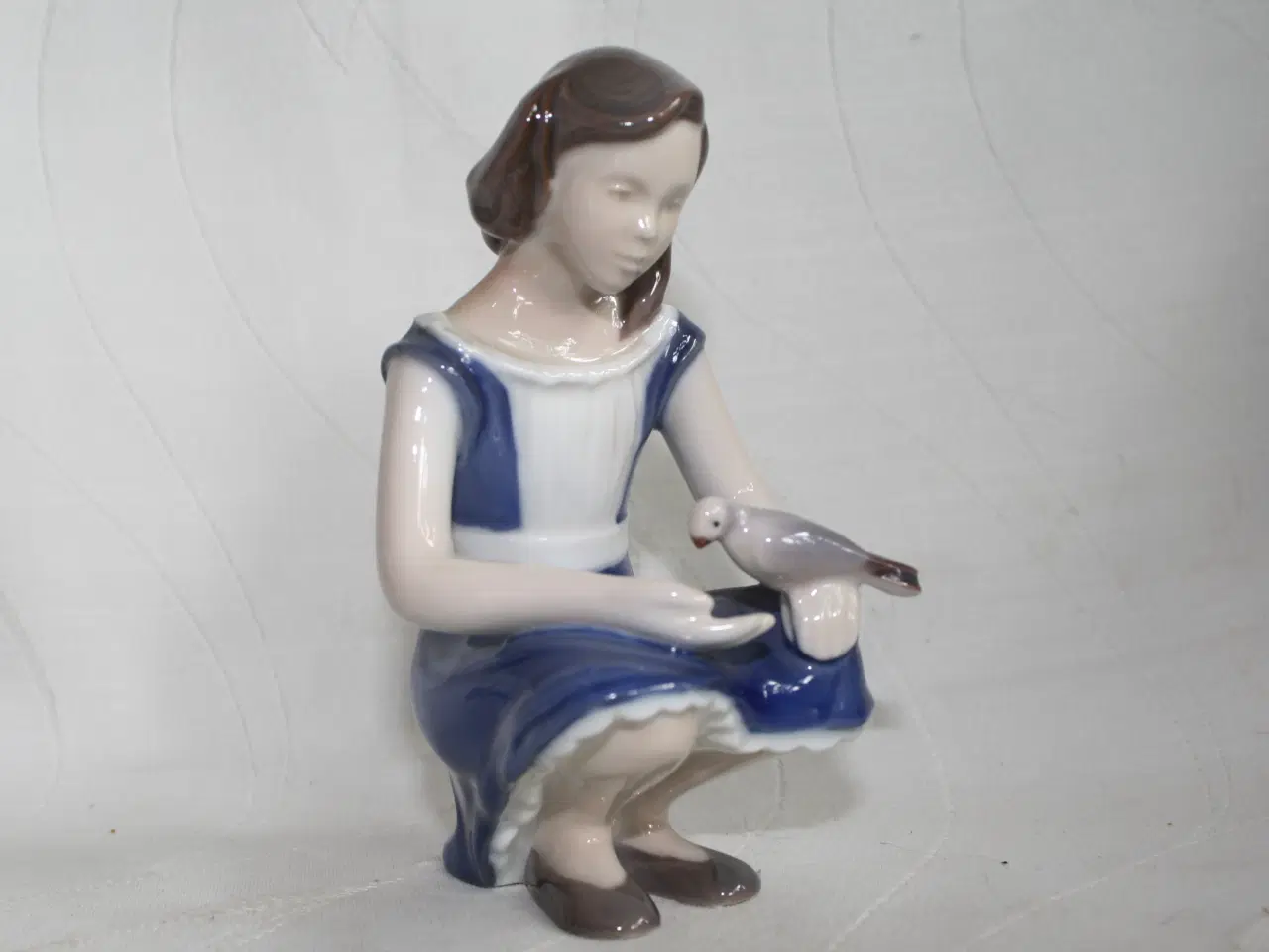 Billede 1 - Pige med due, figur fra Bing & Grøndahl 
