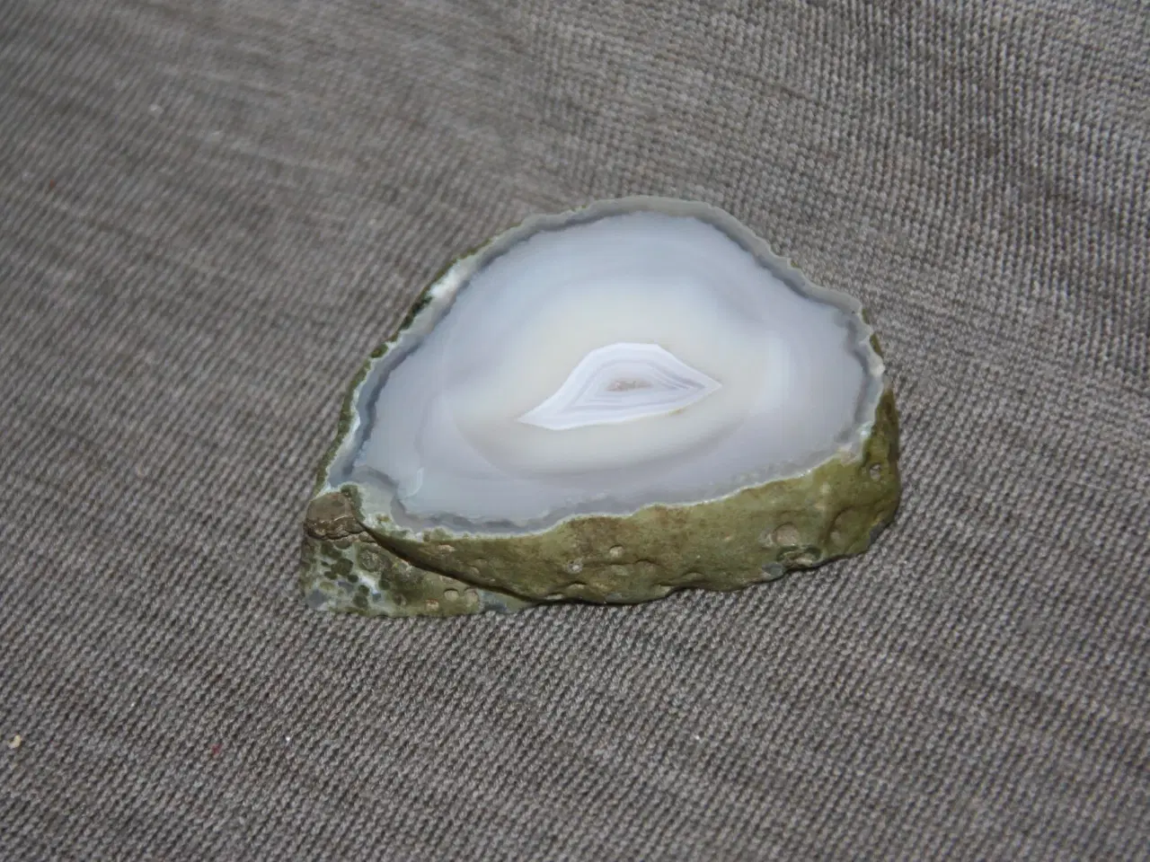 Billede 4 - Smuk smykkeskål af en sten 13 cm x 12 cm