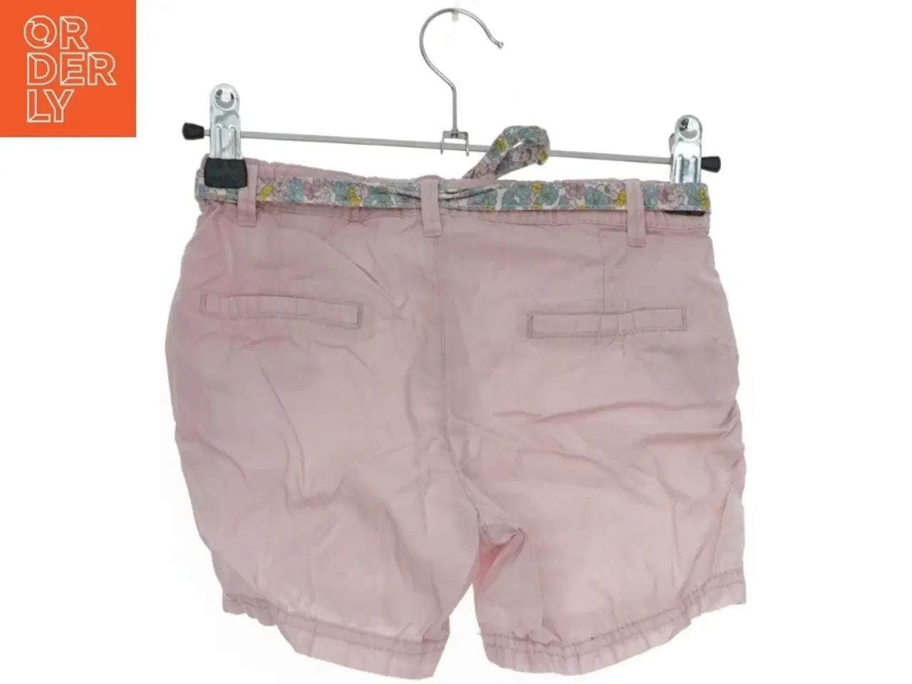 Billede 2 - Lyserøde shorts med blomstret bælte fra H&M (str. 116)