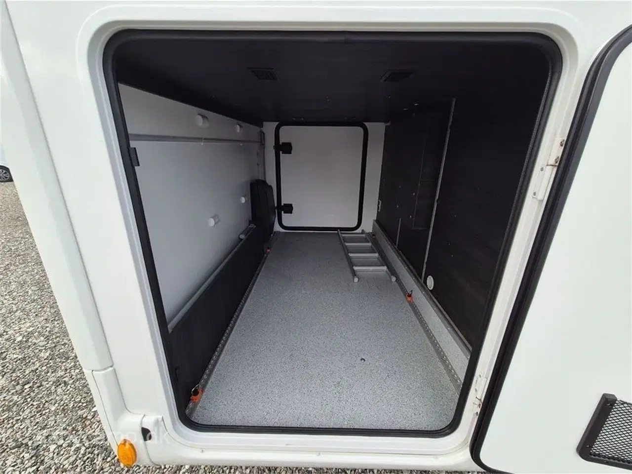 Billede 24 - 2022 - Benimar Mileo 261 NK   Automatgear. NK. pakke. varme på spildevands tanken. plisse i førehuset. solceller. lithium batterier. maxfann. clesana toilet. kompressor køleskab.