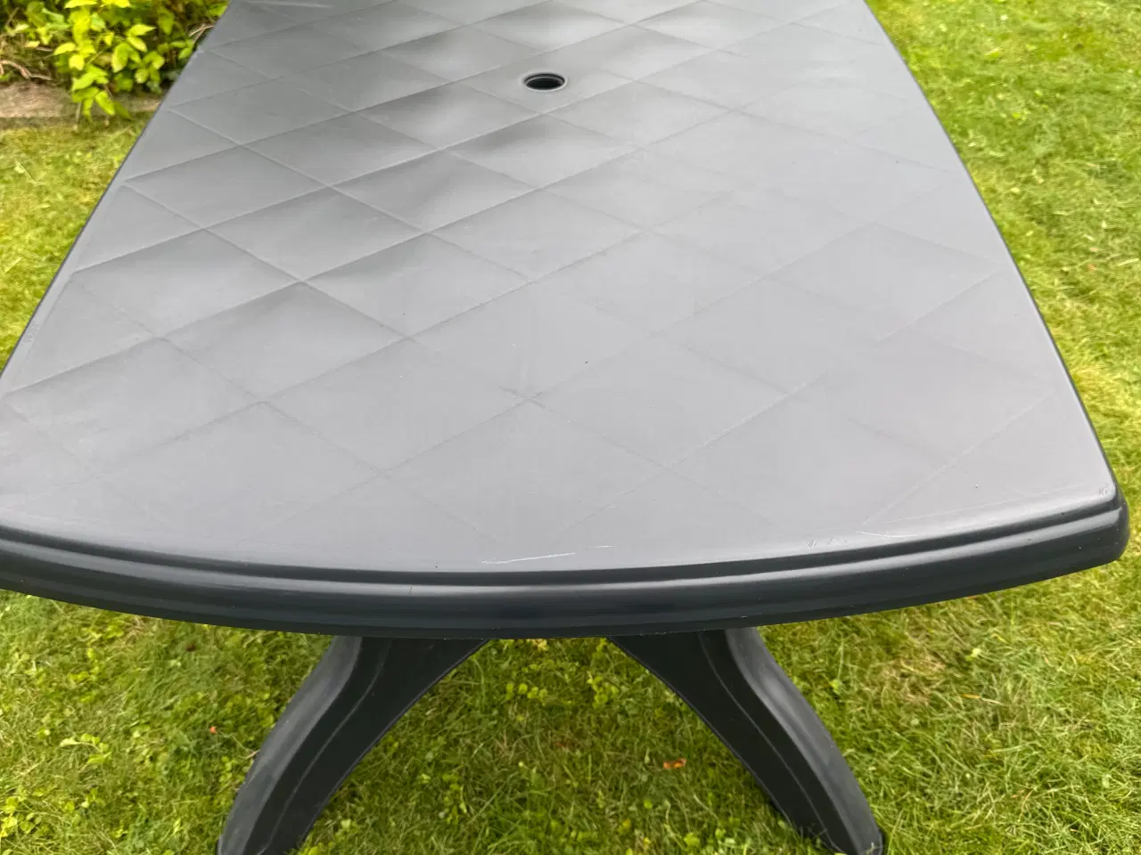 Billede 5 - Robust og Pænt Sort Havebord