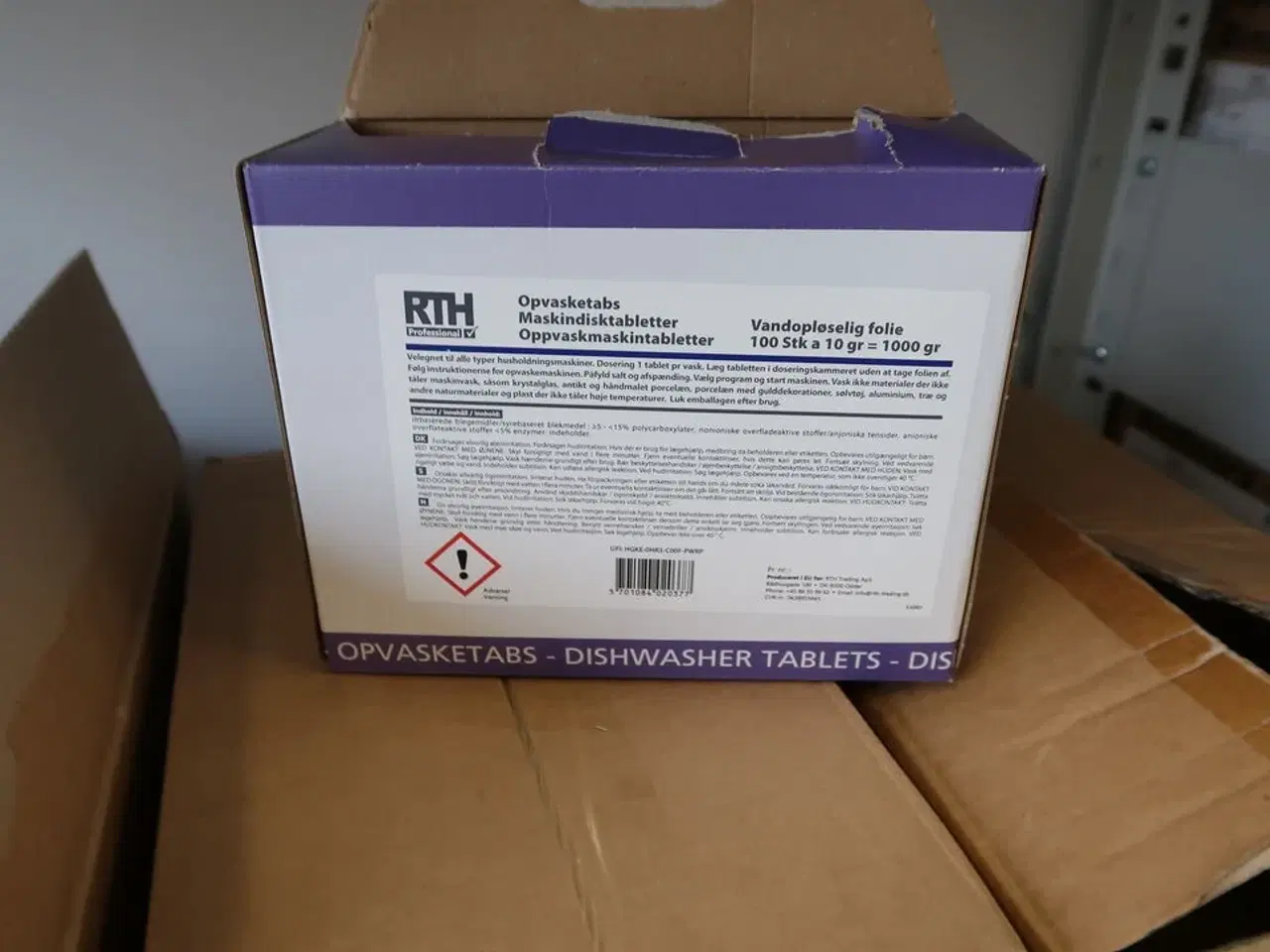 Billede 23 - 3 fag lagerreoler med div. Rengøringsmidler, rengøringsartikler m.m.