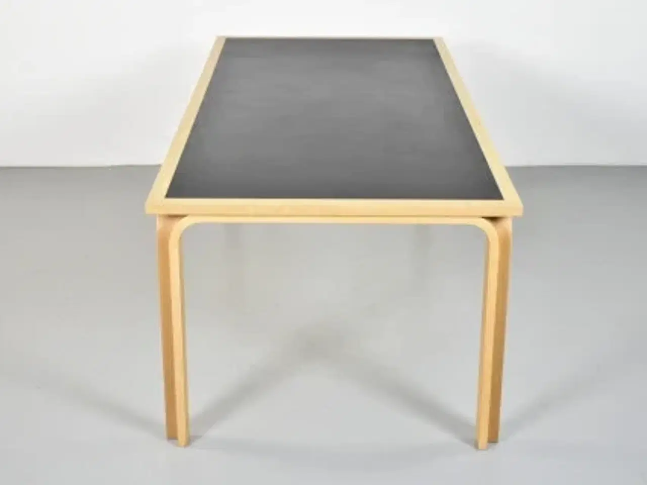 Billede 4 - Magnus olesen konferencebord med sort plade, kant og ben i bøg, 180 cm.