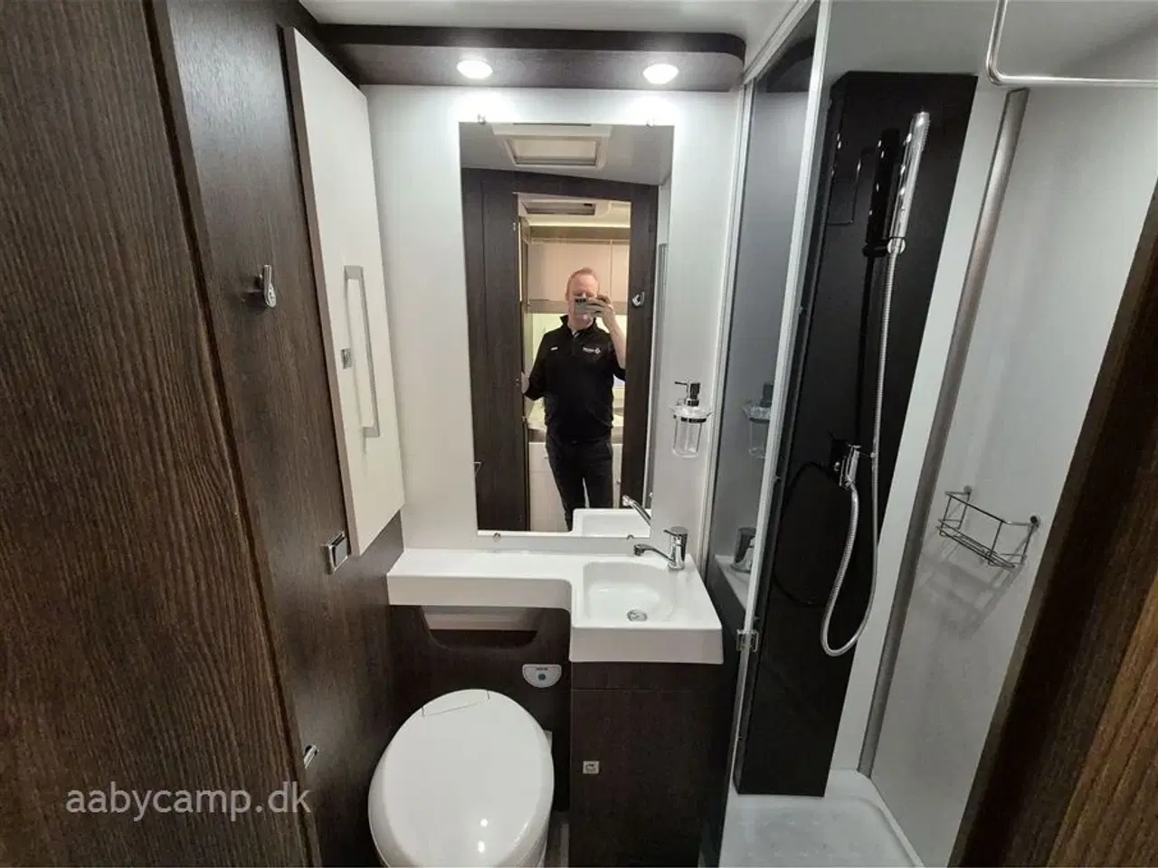 Billede 18 - 2021 - Benimar Tessoro 483 NK   Nk pakke. Markise. solcelle. Lithium Batteri. 2000w inverter. Maxxfan. udv. gas og bruseudtag. Duo-control. undervognsbehandlet. KUN 28,000 KM!!