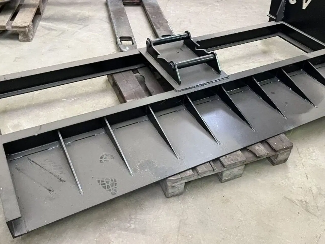 Billede 3 - Forskelligt udstyr Afretter / Skovl stativ Skovl stativ