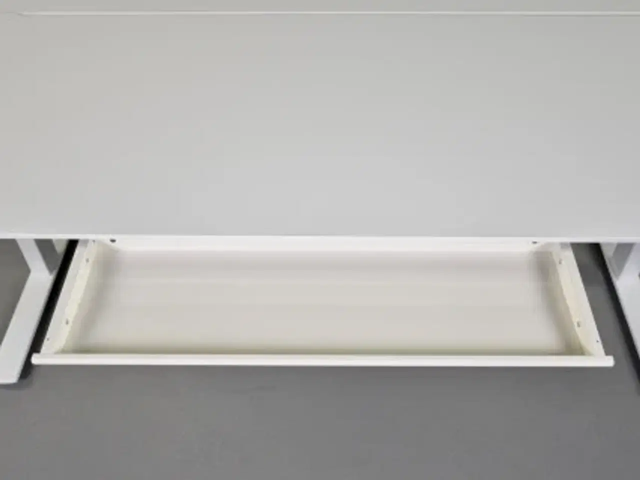 Billede 7 - Hæve-/sænkebord med hvid plade, hvidt stel og penneskuffe, 180 cm.