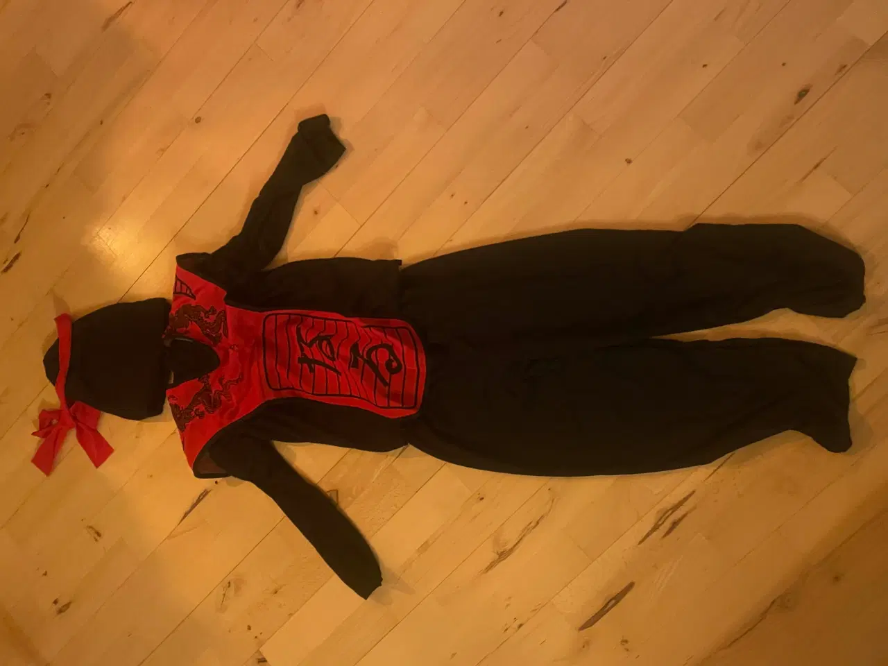 Billede 1 - Fastelavns tøj/ udklædning 