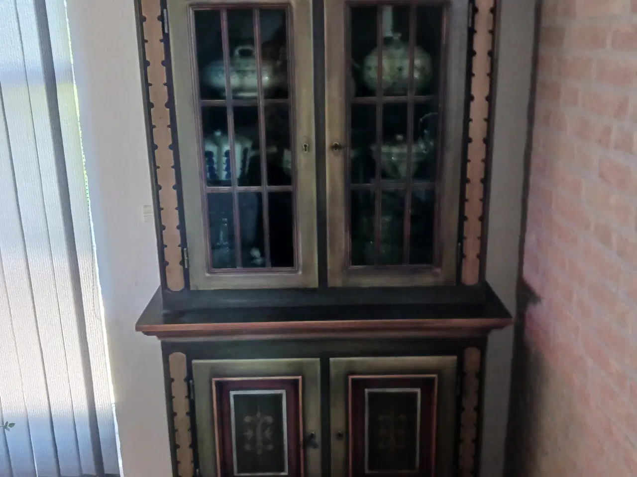 Billede 1 - Almuemalet skab/vitrine 2 delt