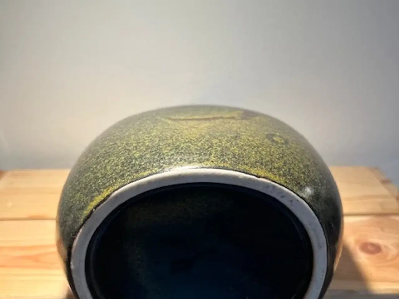 Billede 4 - Skulpturel retro keramikvase i meleret olivengrøn 