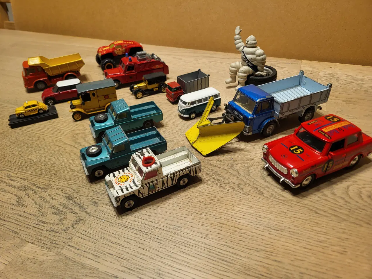 Billede 1 - Modelbiler blandet 1:43 og minder 15 stk. Alle 150