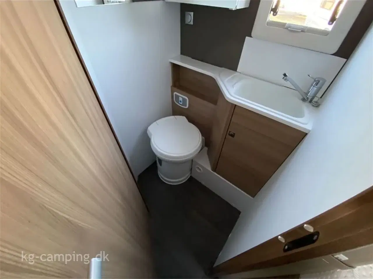 Billede 18 - 2020 - Adria Coral AXESS 670 SL VELHOLDT Adria Coral Axcess 67 SL