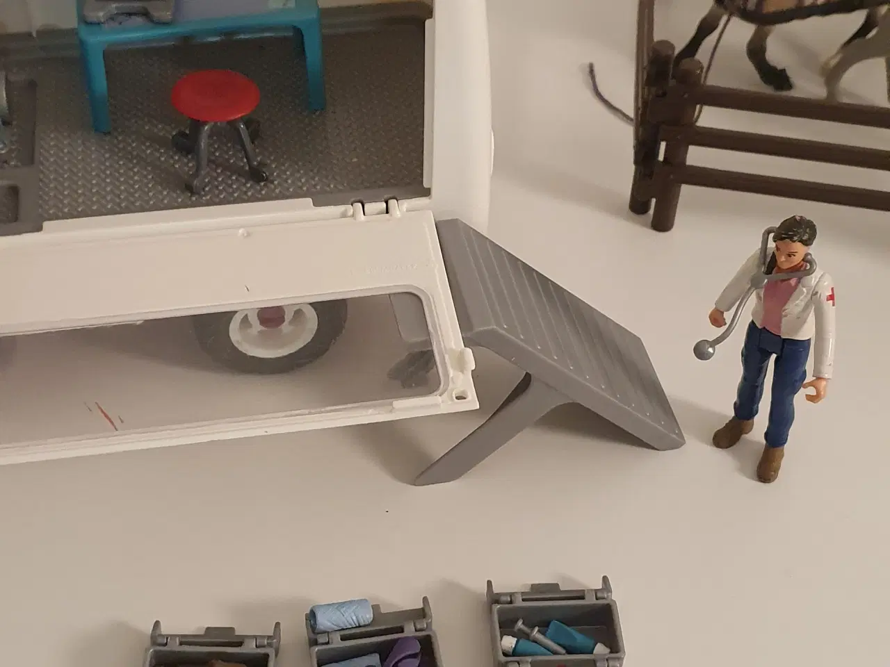 Billede 5 - Schleich dyrlægebil med hest, føl