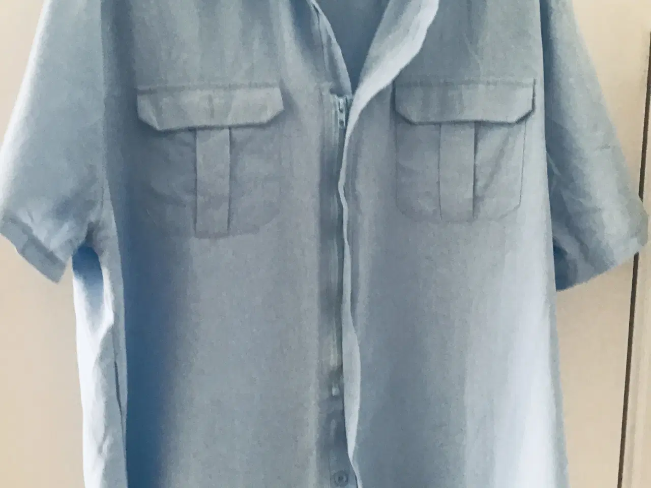 Billede 2 - Blå skjorte med korte ærmer helt ny aldrig brugt 
