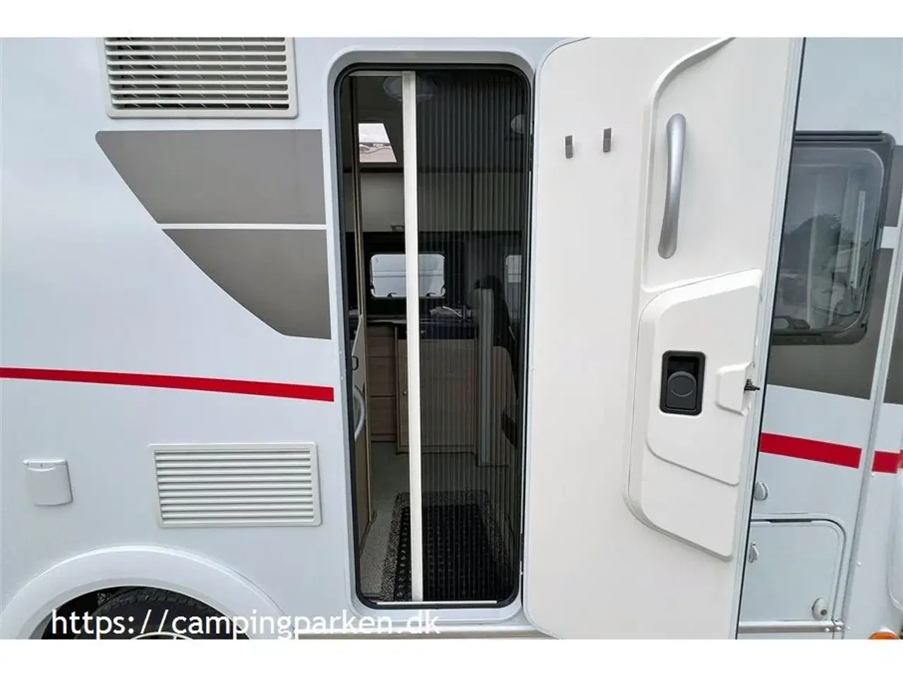Billede 13 - 2020 - SunLight T 64   Velholdt kort autocamper med fransk seng og automatgear