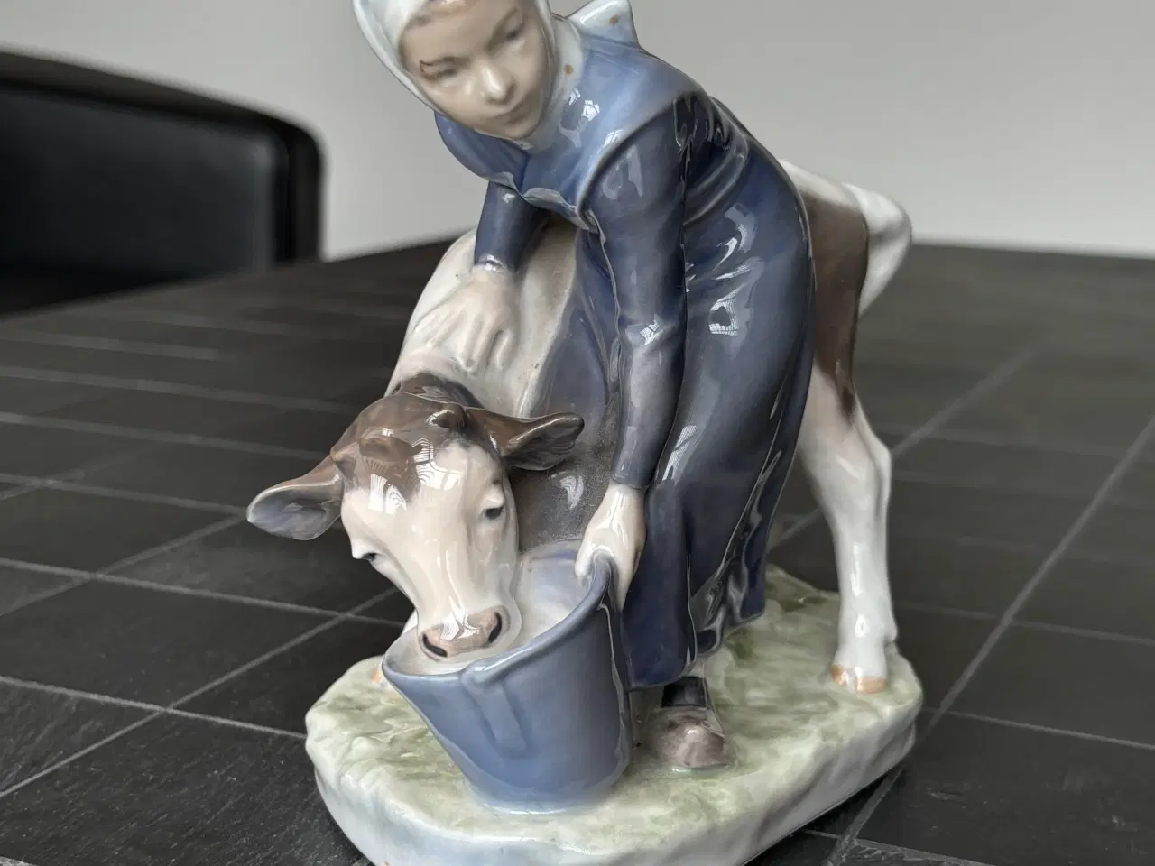Billede 1 - Pige med kalv. Royal Copenhagen figur nr. 779