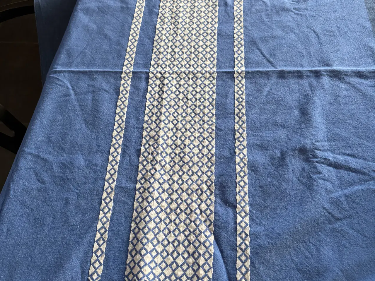 Billede 2 - Blå dug med hvid mønster