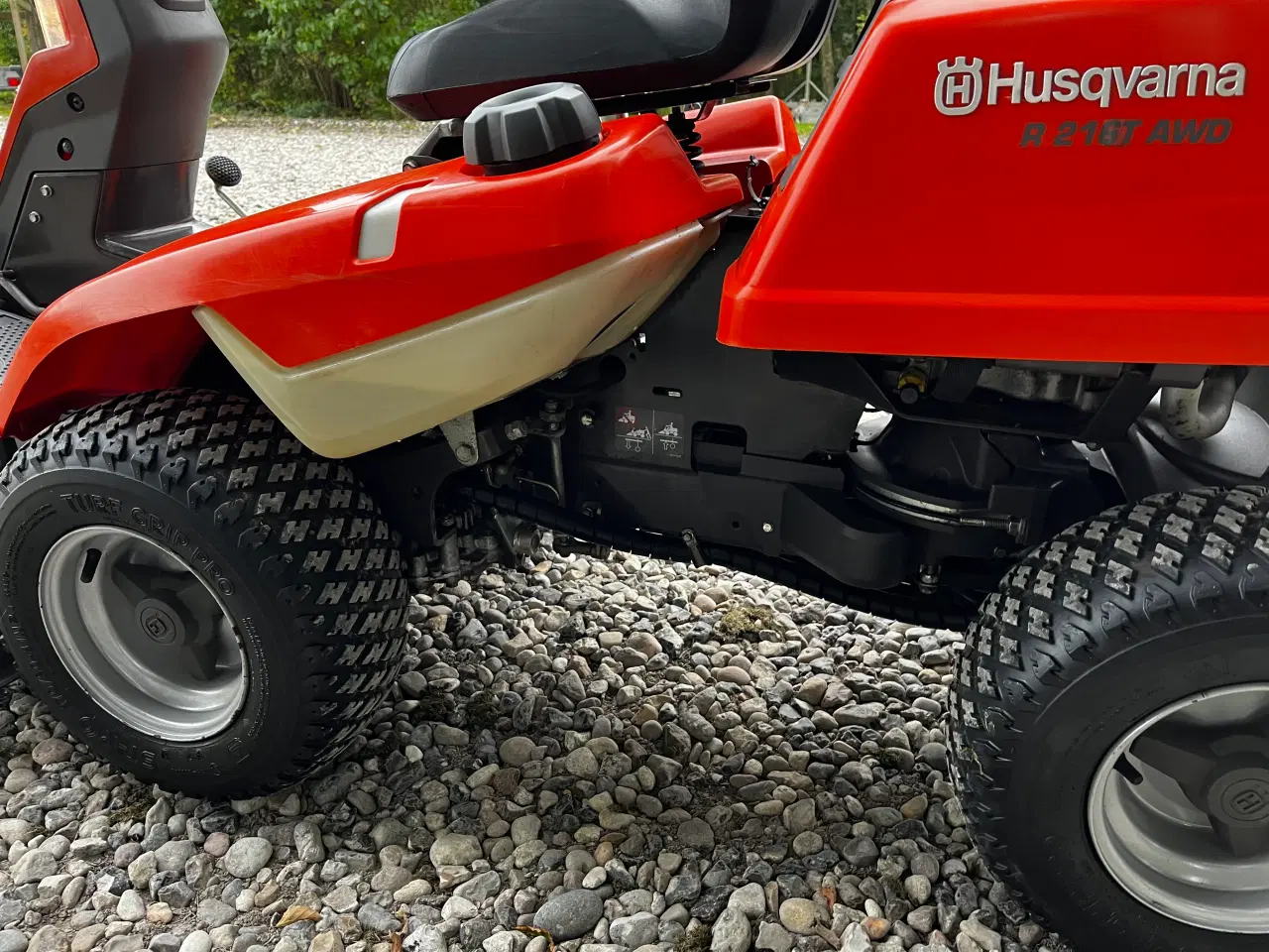 Billede 4 - Husqvarna R216t AWD + kost