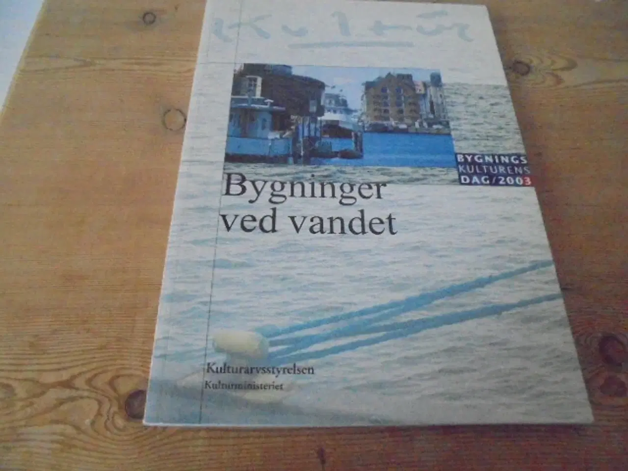 Billede 1 - BYGNINGER VED VANDET – flotte steder  – FIN STAND