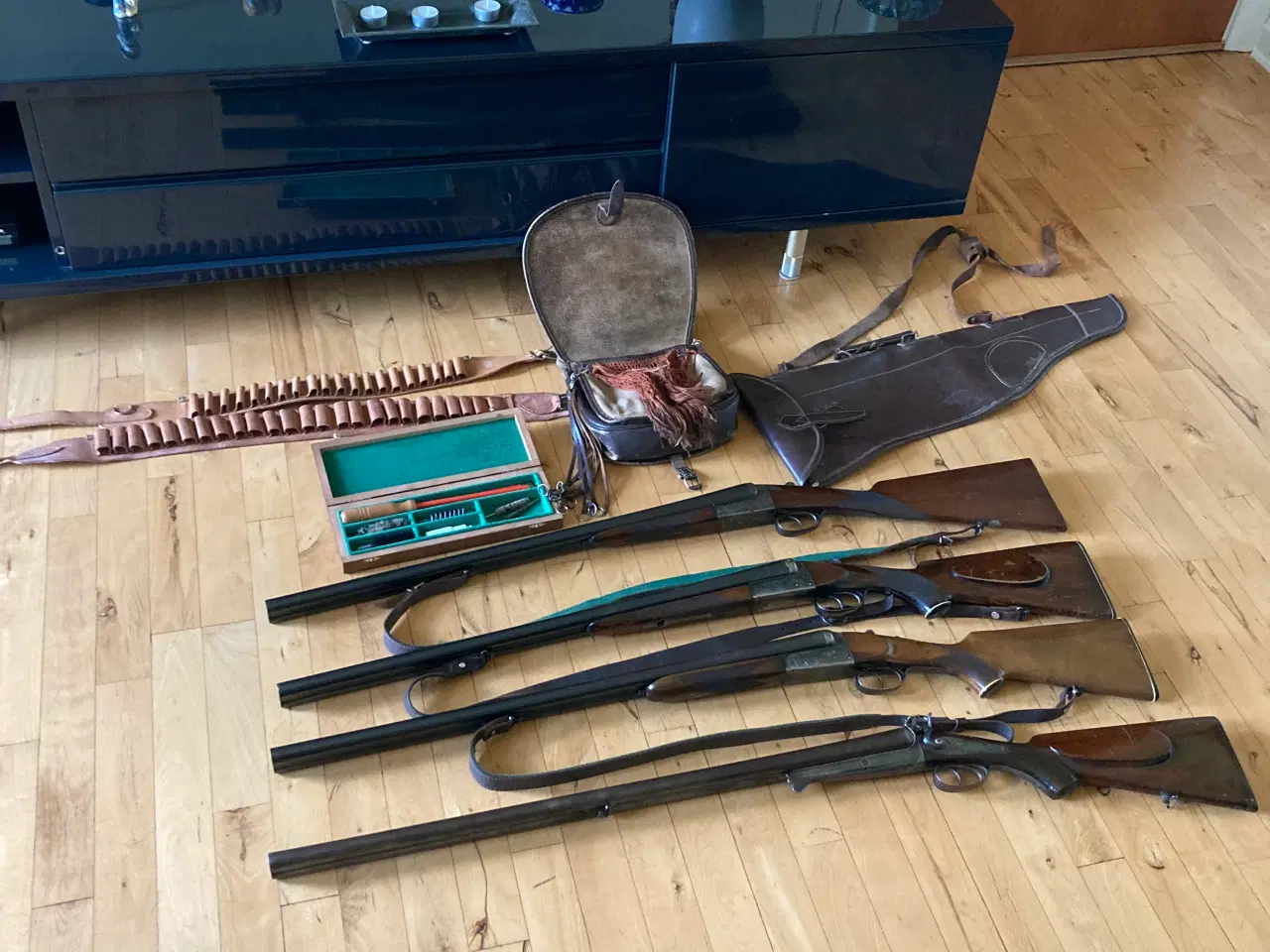 Billede 1 - Våbenskab med 4 jagtgeværer inkl div  se foto