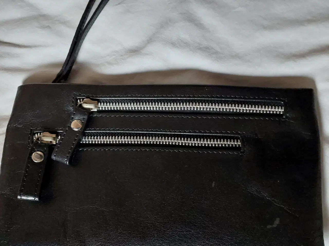 Billede 1 - Ny Sort Hånd-Taske m Hånd rem
