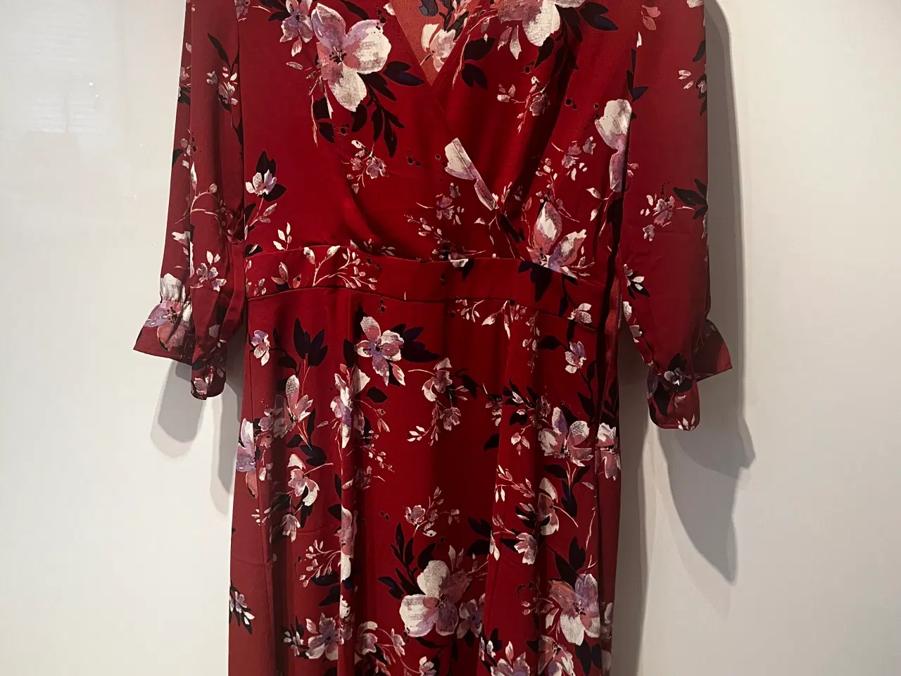 Billede 1 - Flot blomsteret kjole i bordeaux
