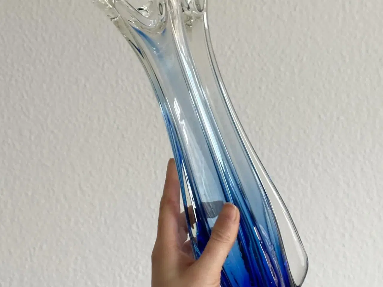 Billede 3 - Organisk glasvase m blå bund