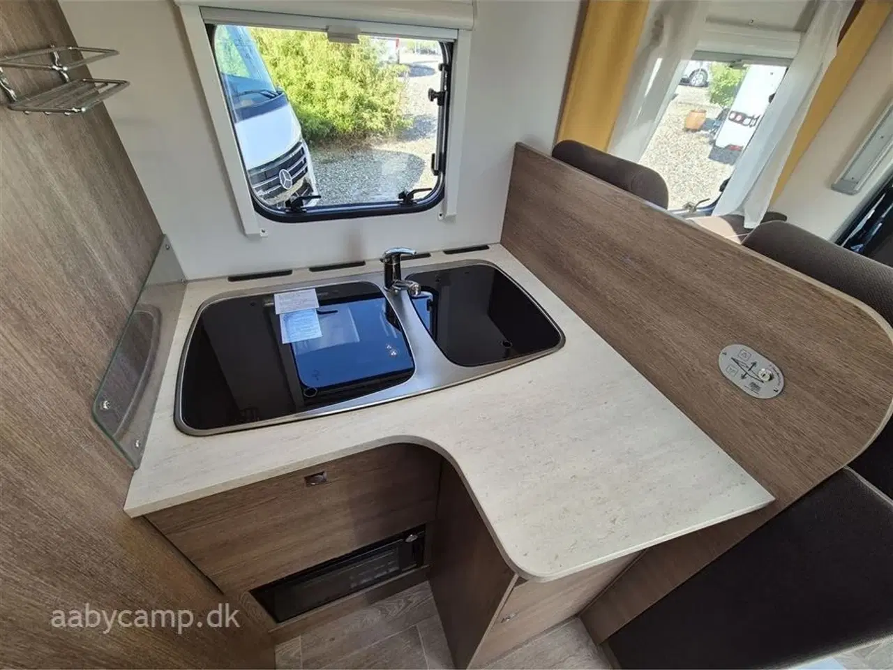 Billede 11 - 2016 - Dethleffs Trend T 7057 EB   Autocamper med anhængertræk. batteri. markise. clesana toilet. thetford ovn.cykelstativ.
