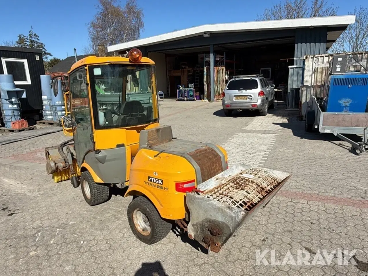 Billede 6 - Redskabsbærer Stiga Titan 26H med kost saltudlægger og klippebord