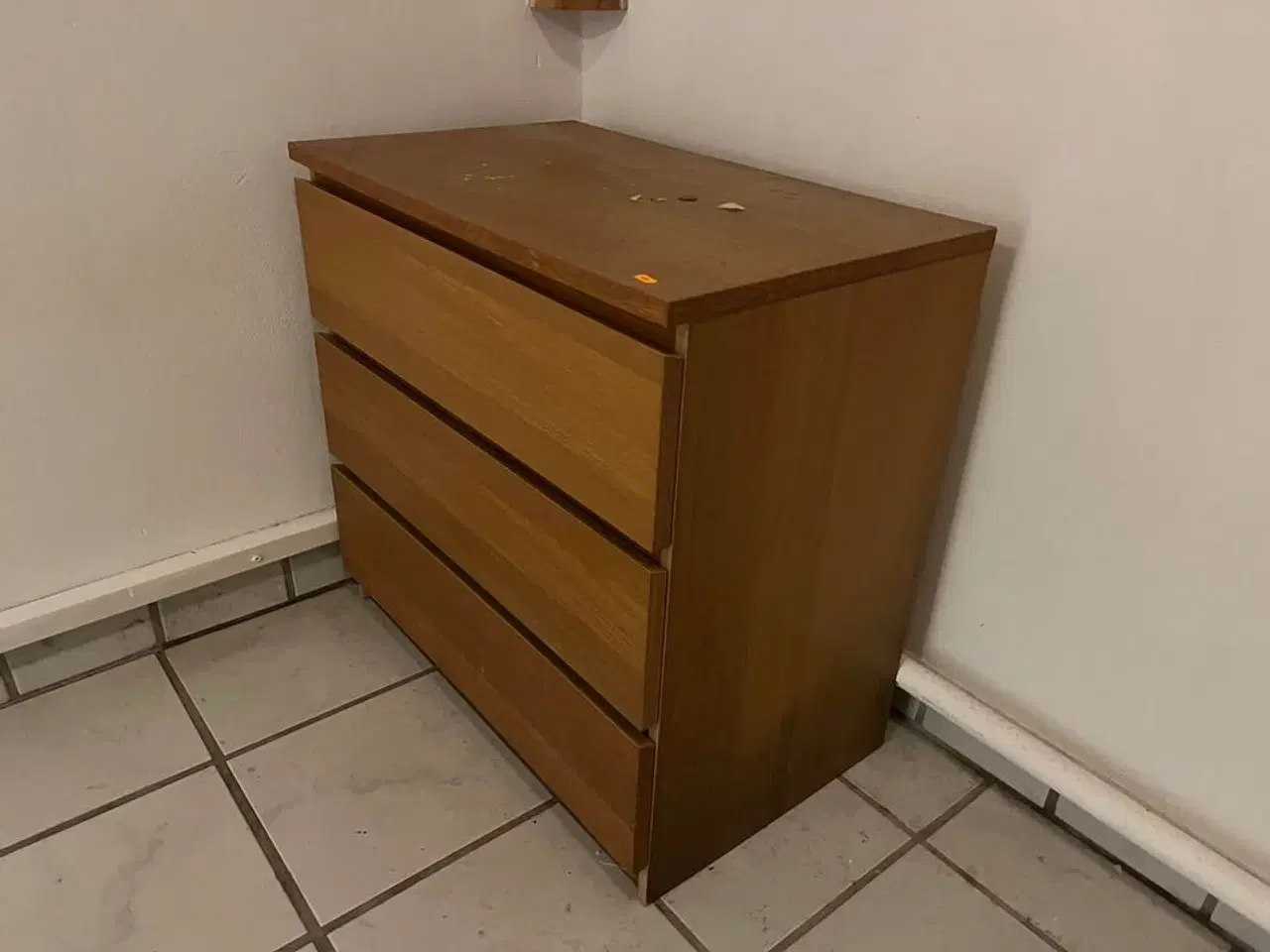 Billede 3 - Spisebord, 2 stk. stole og kommode