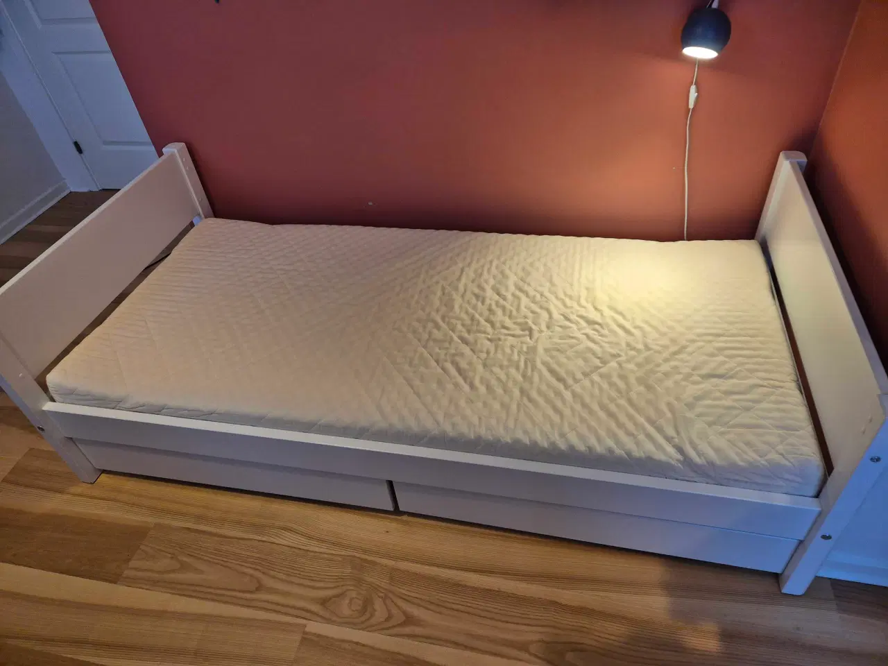 Billede 7 - Fin Flexa seng med lamelbund, skuffer og madras