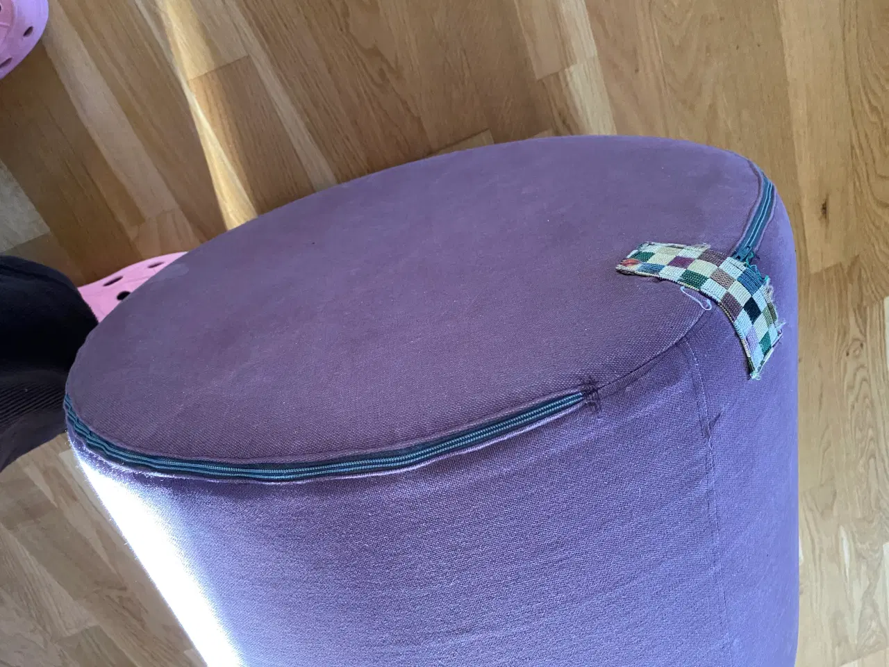 Billede 4 - Fodpuf i fastskum, den kan siddes på. H50 