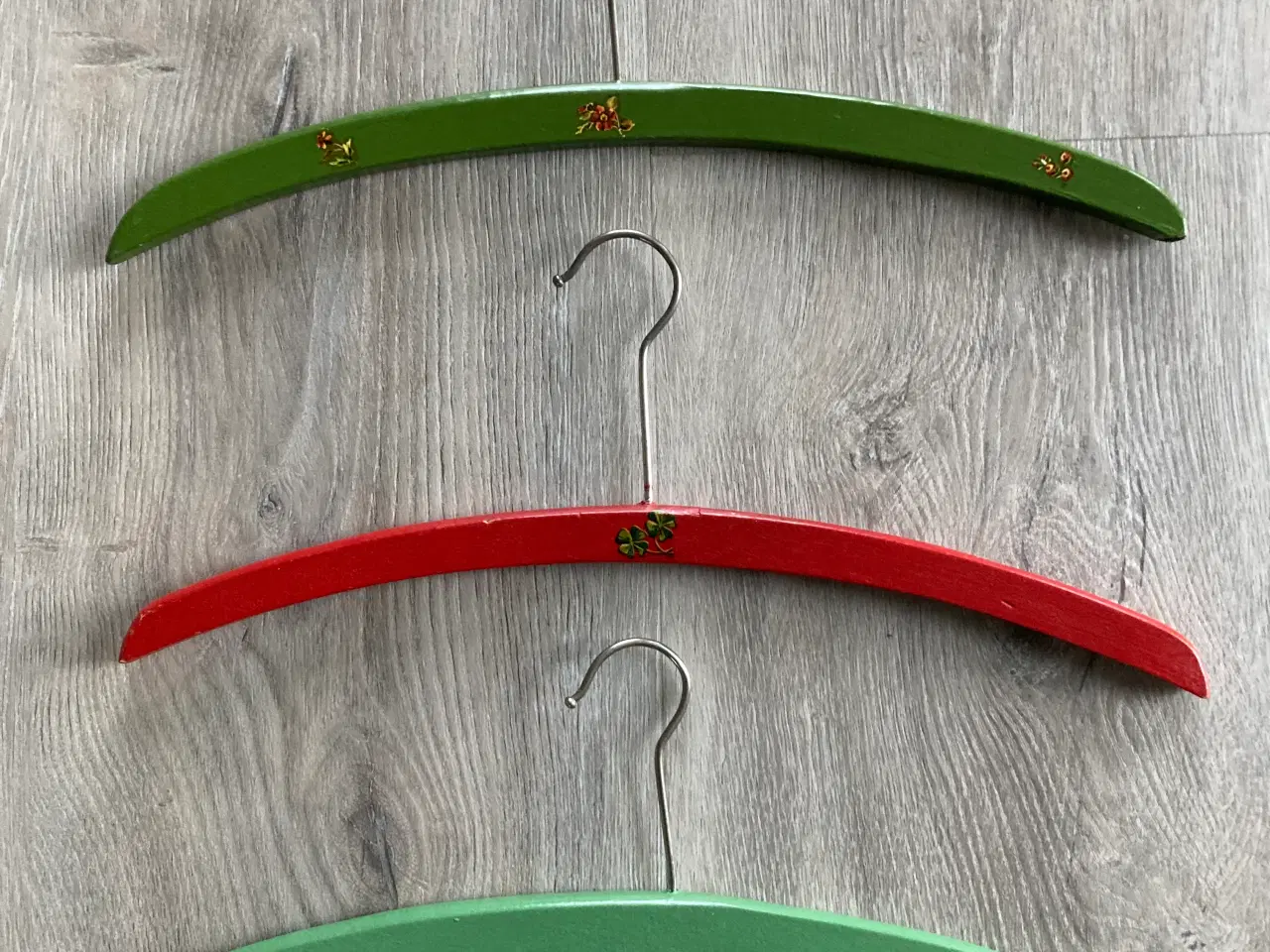 Billede 2 - Retro bøjler - 1 rød og 2 grønne