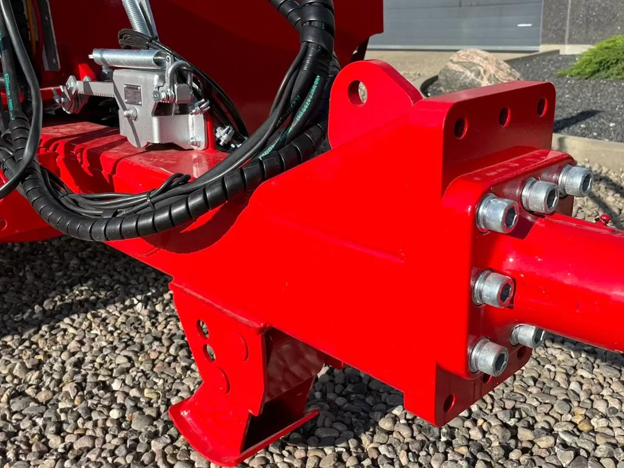 Billede 14 - Tyrone 27TLL LANG MODEL med kombi bremser, både luft og hydrauliske bremser. Affjedret træk og affjedret aksler. Med hydrauliske ramper og værktøjskasse