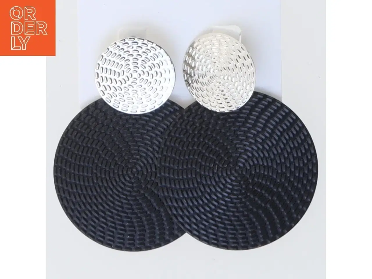 Billede 3 - Øreringe i sort og hvid (str. 4 cm)