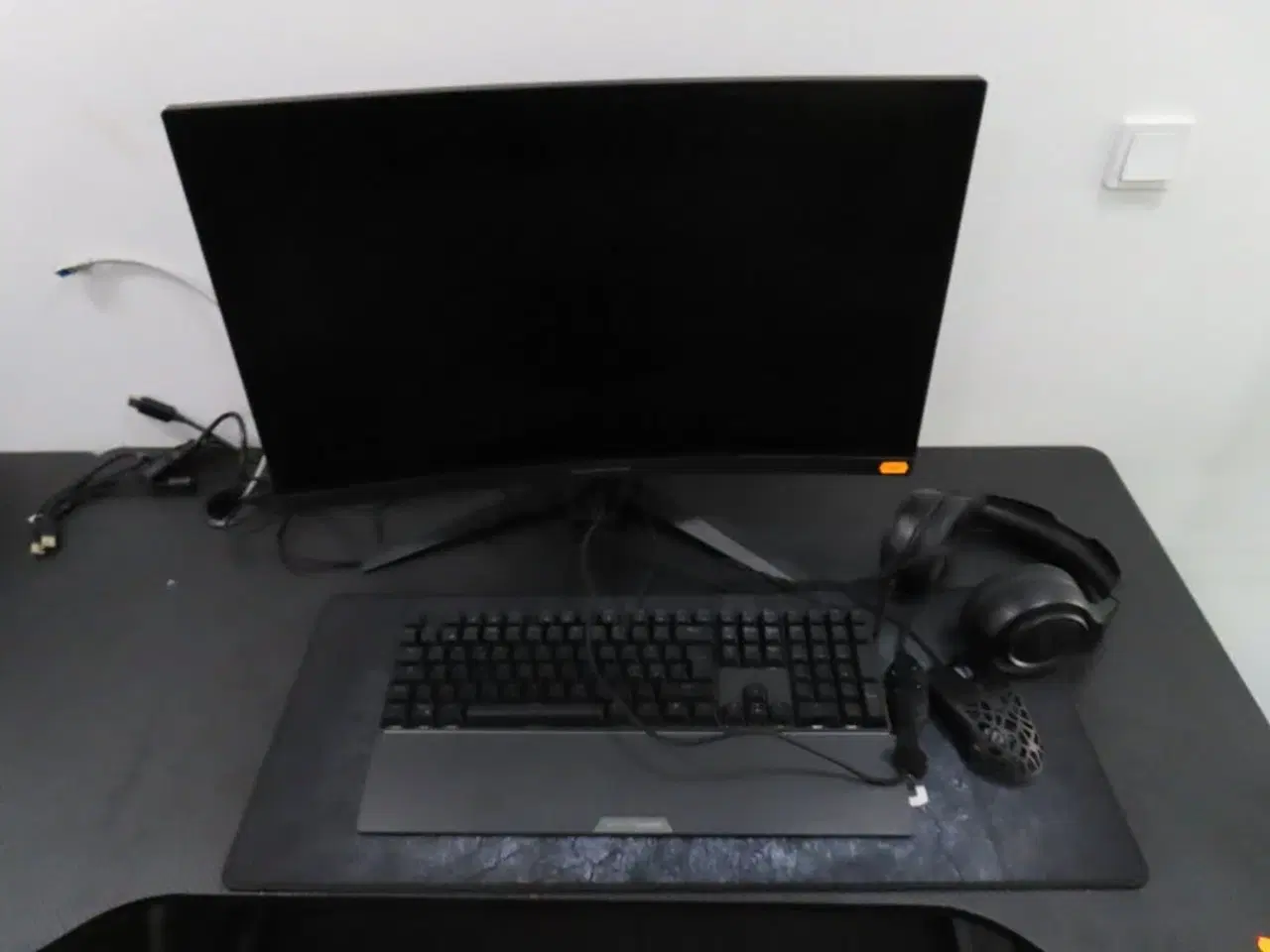 Billede 1 - 27" curved gaming monitor, ASROCK PHANTOM GAMING pg27f15rs1a