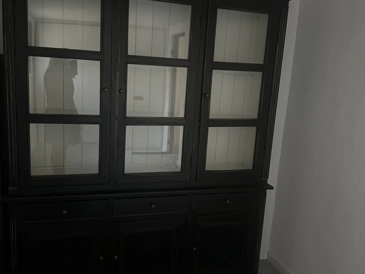 Billede 2 - Super fint sort vitrine skab