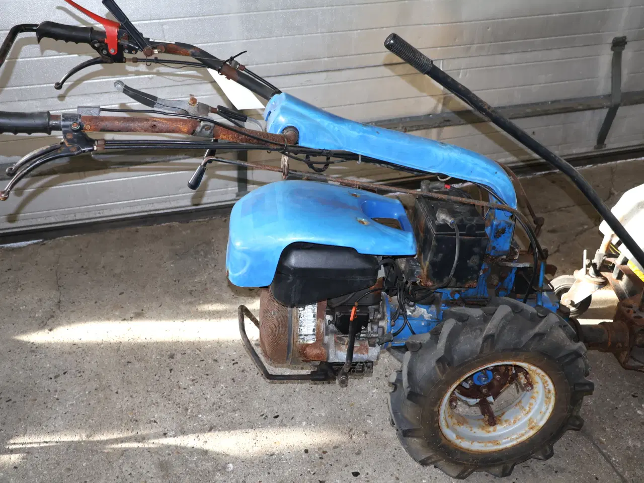 Billede 8 -  2 Hjulet traktor/redskabsbærer m/kost og el-start