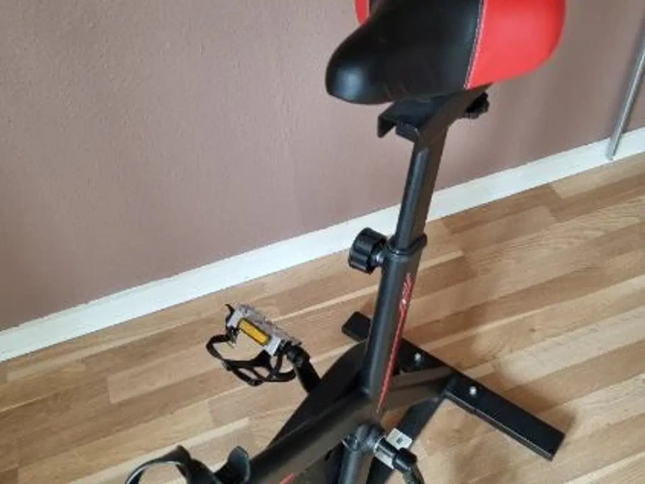 Billede 5 - Motions cykel som ny.