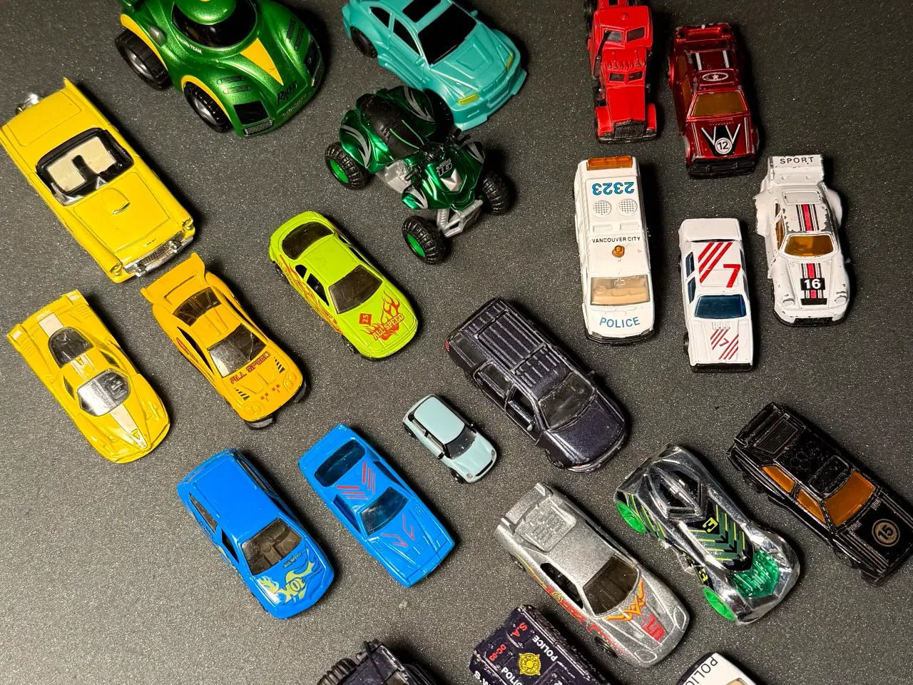 Billede 1 - 22 legetøjsbiler (Hot Wheels/Matchbox-stil) 
