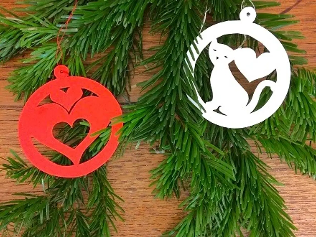 Billede 1 - JULEKLIP. Håndskåret i rød og hvid karton. Nisser,