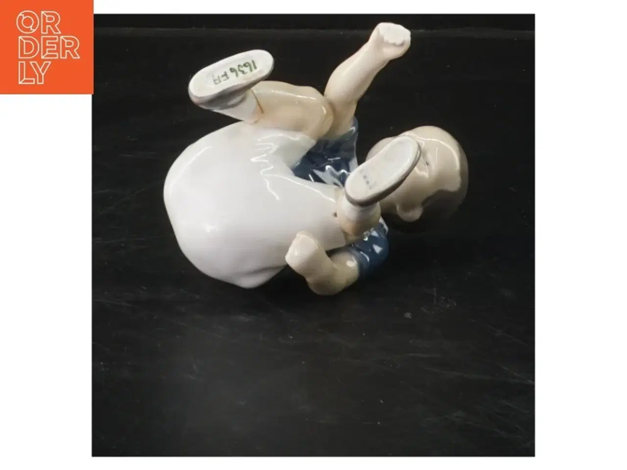 Billede 2 - Keramisk figur af knælende barn fra B&G (str. 9x10 cm)