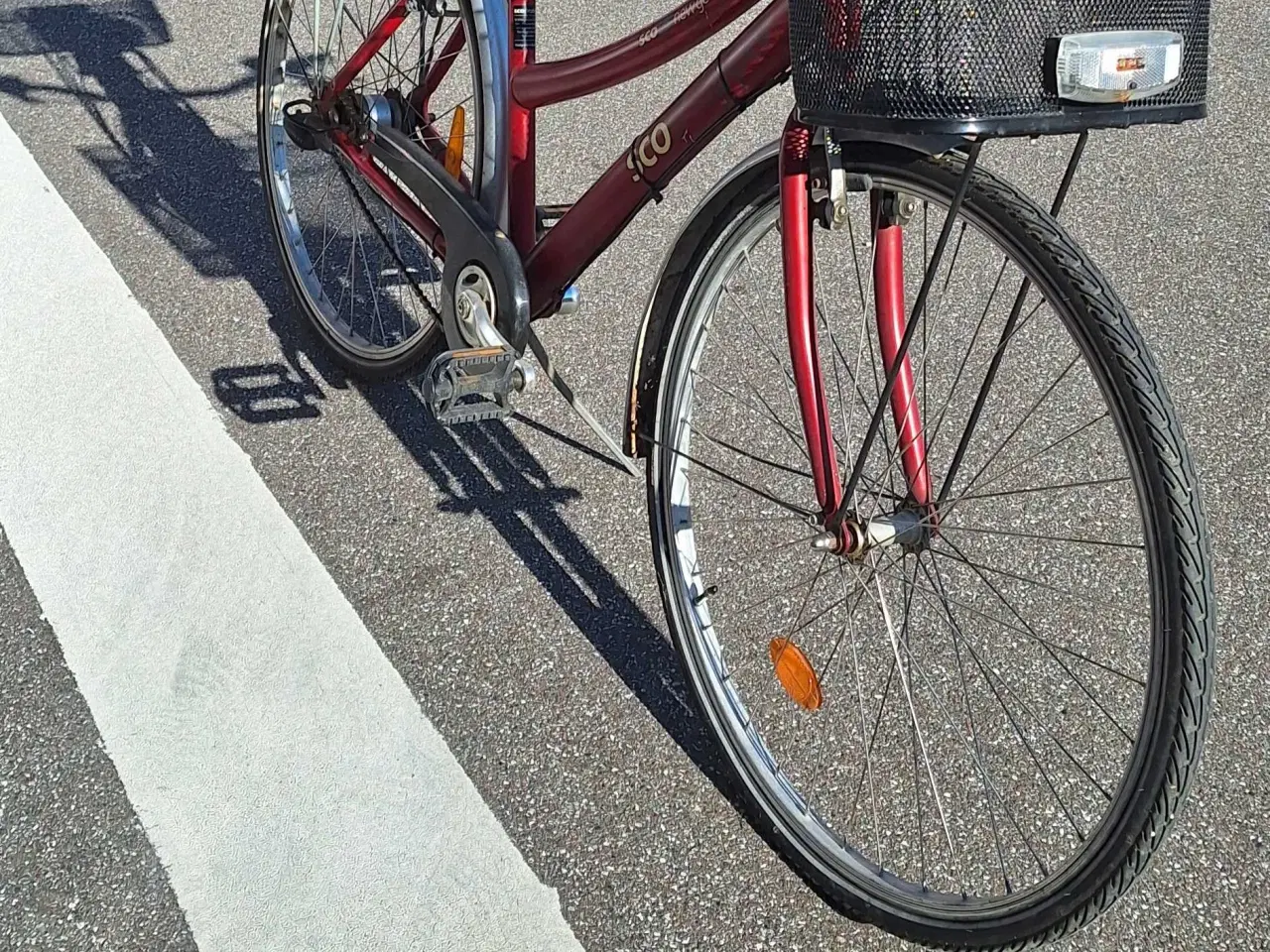 Billede 3 - Rød cykel med to kurve og en lås monteret 