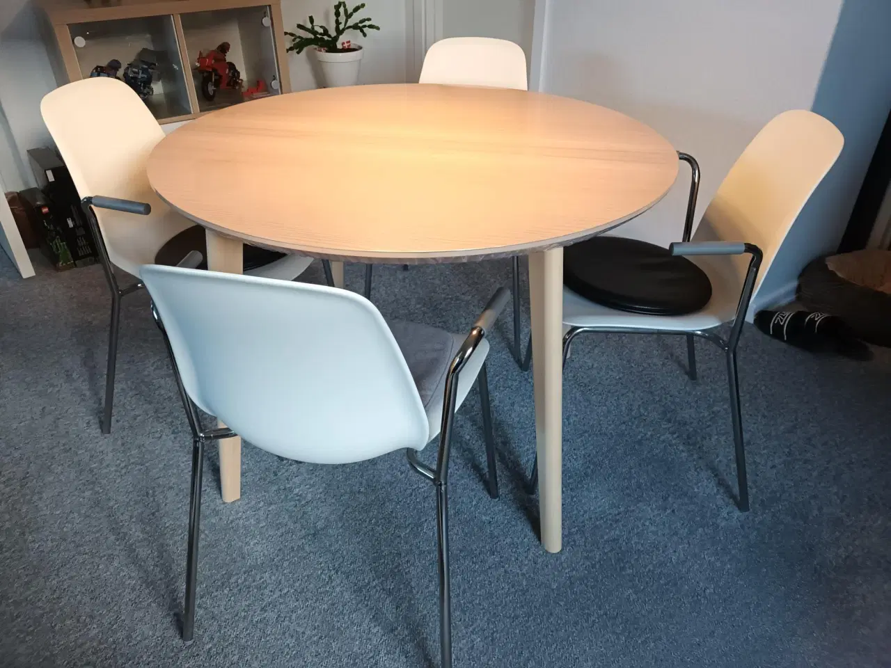 Billede 1 - Spisebord i birketræsfiner, Ø 105 cm, med 4 stole