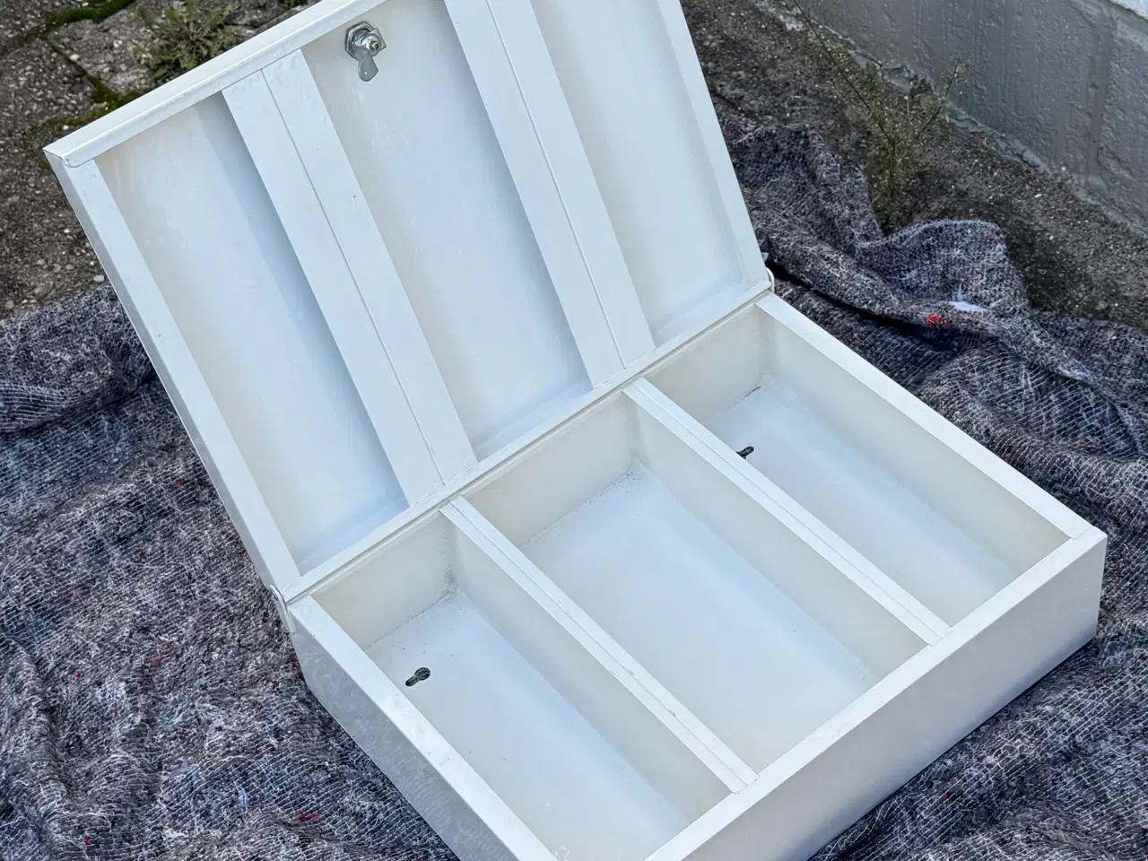 Billede 6 - IKEA medicinskab i metal m. lås og to nøgler.