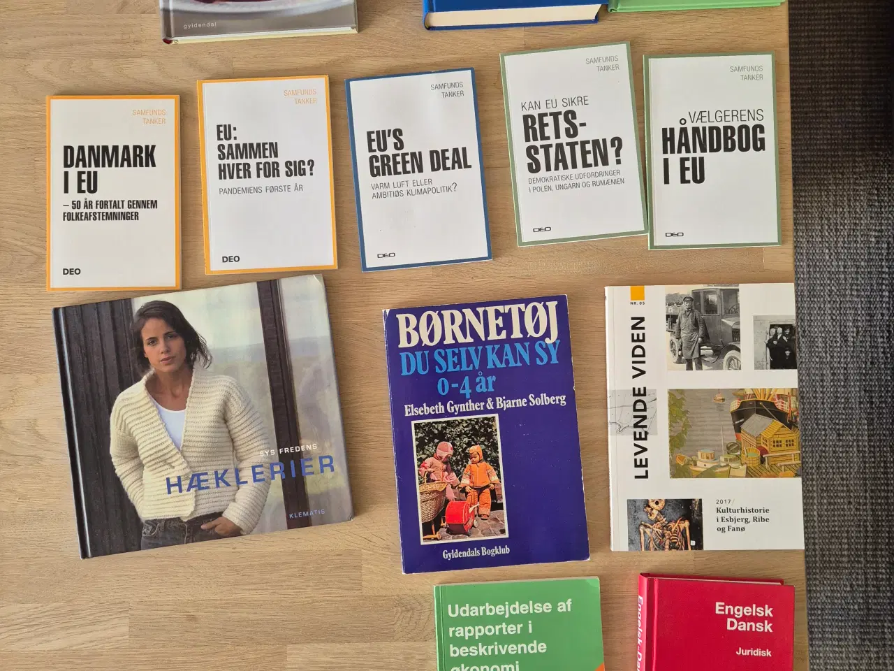 Billede 1 - Fagbøger, håndarbejde, jura, historie, kogebøger