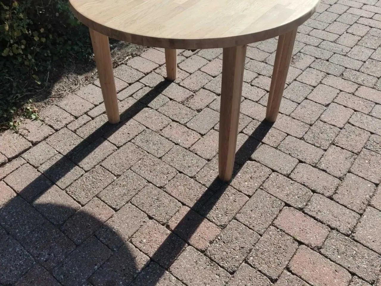 Billede 2 - Rund massiv egetræ spisebord med udtræk og 2 tillæ