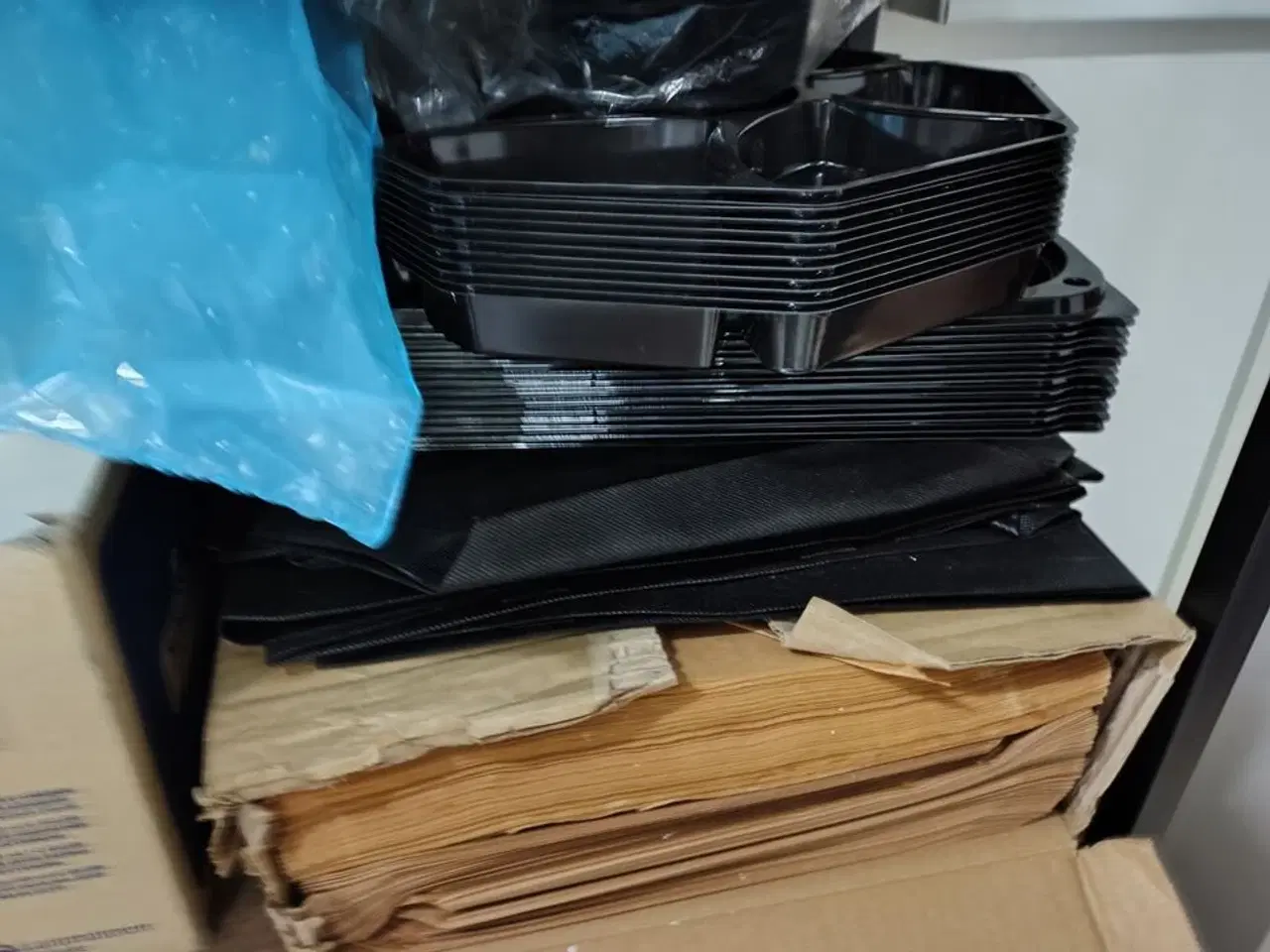 Billede 7 - Reol med indhold