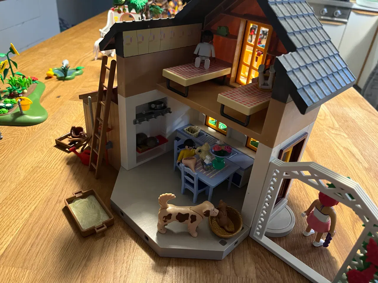 Billede 5 - Playmobil lille hus med hestboks og have. 