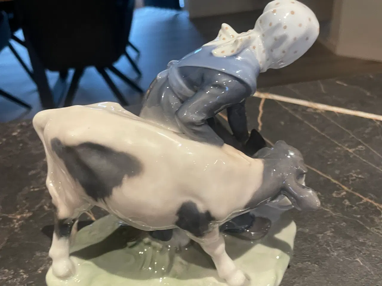 Billede 1 - Royal Copenhagen Pigen med kalv.1 sort. 779. byd..